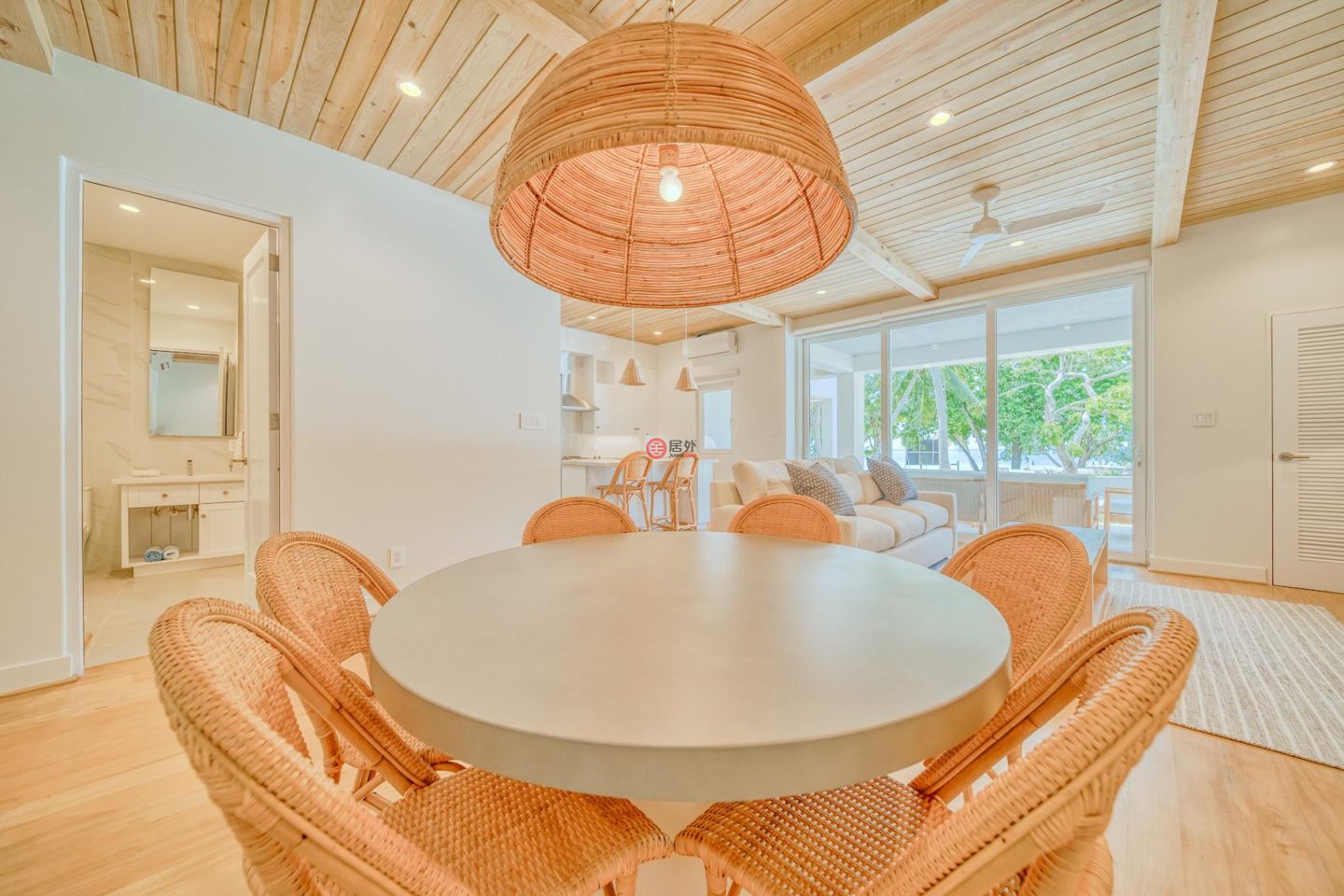 洪都拉斯海湾群岛Roatán的公寓，Oceanfront Condominium D4 Watercolors Resort 1st Floor Building D，编号76763848