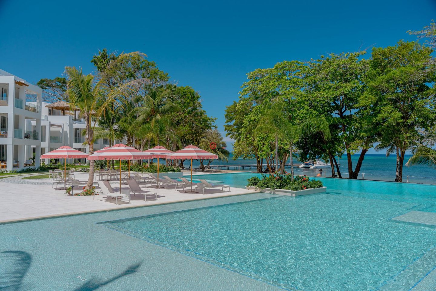 洪都拉斯海湾群岛Roatán的公寓，Oceanfront Condominium D4 Watercolors Resort 1st Floor Building D，编号76763848